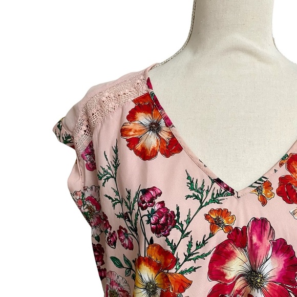 Express Pink Floral Lace Shoulder V-Neck Blouse Size Large - Picture 2 of 12
